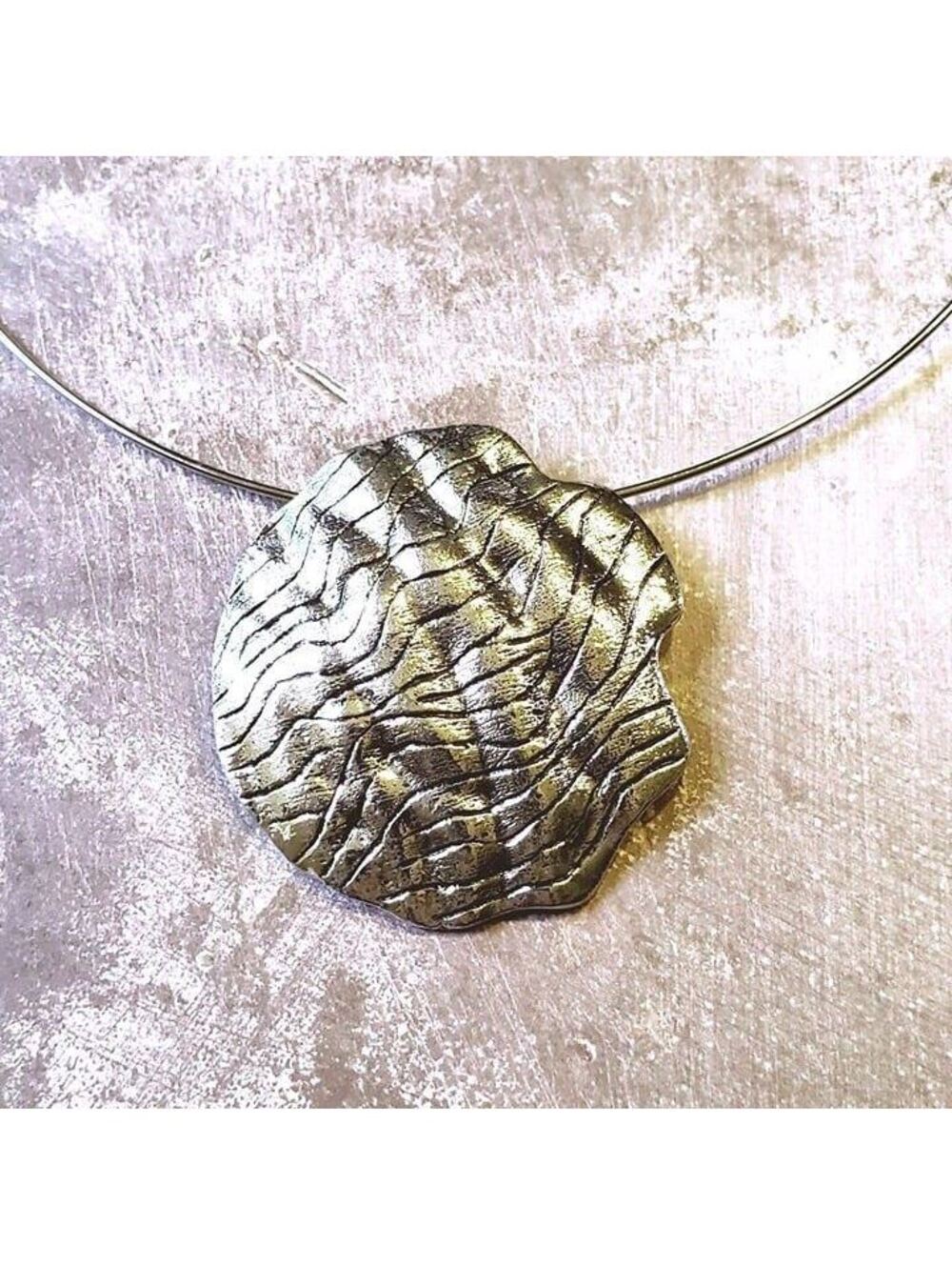 New Vintage Y2K Silver Carved Wavy Round Textured Pendant Wire Choker Necklace